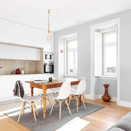 Апартаменты Joivy Marvelous 3-bed With Astonishing View And Terrace, Nearby St George Castle Лиссабон