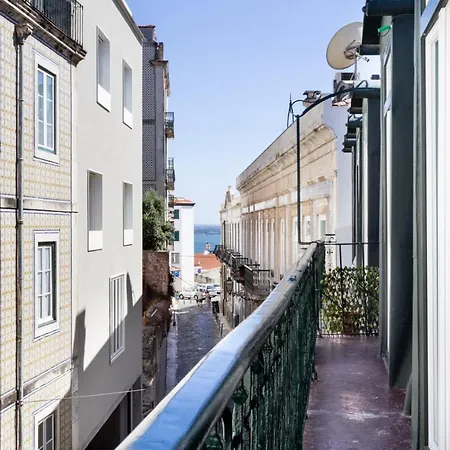 Joivy Marvelous 3-bed With Astonishing View And Terrace, Nearby St George Castle Lisboa